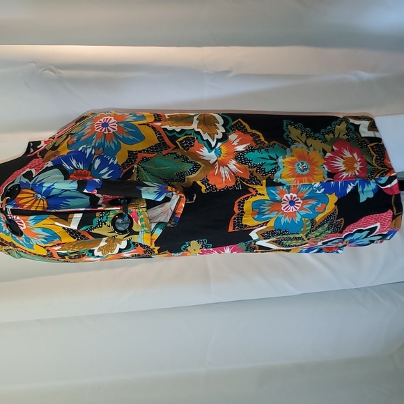 2/$20 Floral Top - Picture 2 of 4